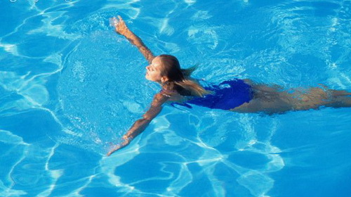 Kết quả hình ảnh cho Bơi lội giúp ích cho việc đau lưng