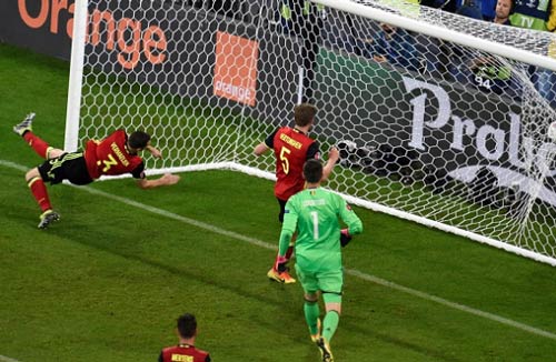 Hàng thủ Bỉ bất lực trước cú đá trái phá của Pelle