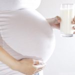 Bầu uống sữa tươi không đường có tốt không?