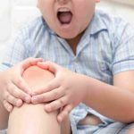 Trẻ 4 tuổi bị đau khớp gối là triệu chứng gì