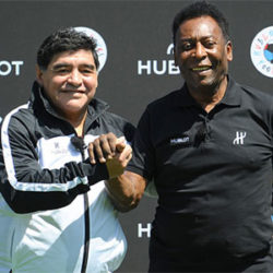 Maradona (trái) và Pele bắt tay trong sự kiện chào mừng Euro.