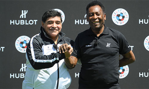 Maradona (trái) và Pele bắt tay trong sự kiện chào mừng Euro. 