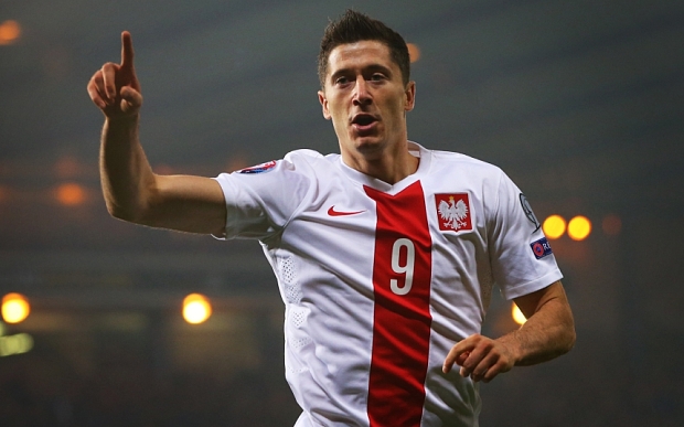 GLASGOW, SCOTLAND - OCTOBER 08: Robert Lewandowski of Poland celebrates after he scores during the UEFA EURO 2016 qualifier between Scotland and Poland at Hampden Park on October 08, 2015 in Glasgow, Scotland. (Photo by Ian MacNicol/Getty)