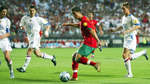 Cristiano Ronaldo (áo đỏ)