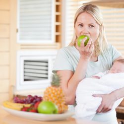 Phụ nữ sau sinh nên ăn hoa quả gì để tốt cho cả mẹ và bé
