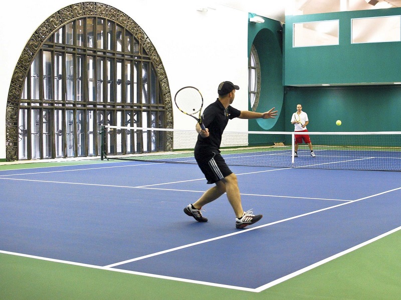 sân tennis trong nhà trong kích thước sân tennis