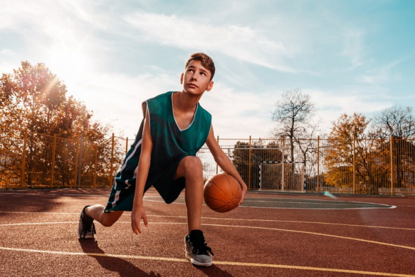 Bóng rổ là một trong các môn thể thao tăng chiều cao ở tuổi dậy thì được nhiều bạn trẻ yêu thích.