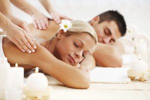Massage là cách làm giảm đau nhức xương khớp tại nhà thường gặp.