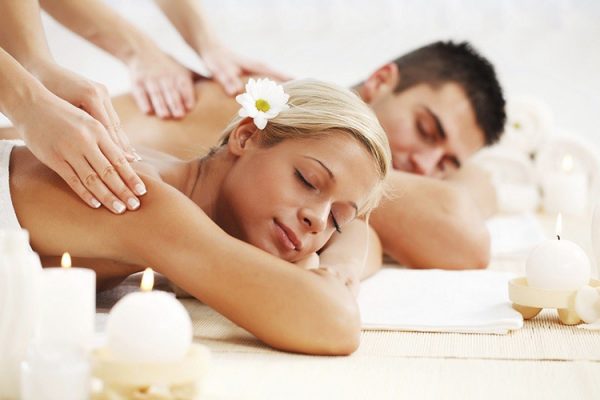 Massage là cách làm giảm đau nhức xương khớp tại nhà thường gặp.