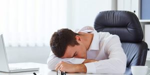 Mất ngủ dễ khiến người bệnh cáu kỉnh, suy nhược và mắc nhiều bệnh tật.