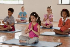Yoga giúp tinh thần trẻ được thoải mái, minh mẫn và có nhiều bài tập hỗ trợ tăng chiều cao rất tốt.