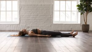 Tư thế nằm thư giãn là một trong các bài tập yoga giúp hạ huyết áp đơn giản, dễ thực hiện nhất.
