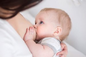 Sữa mẹ luôn là thực phẩm quan trọng để phát triển trí não của trẻ sơ sinh.