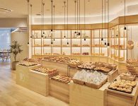 Tiệm bánh theo phong cách cổ điển với cách trưng bày đơn giản