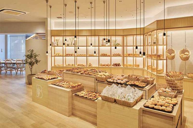 Tiệm bánh theo phong cách cổ điển với cách trưng bày đơn giản