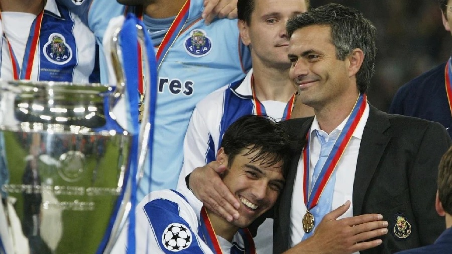 Mourinho-cung-Porto-gianh-Champion League-2004
