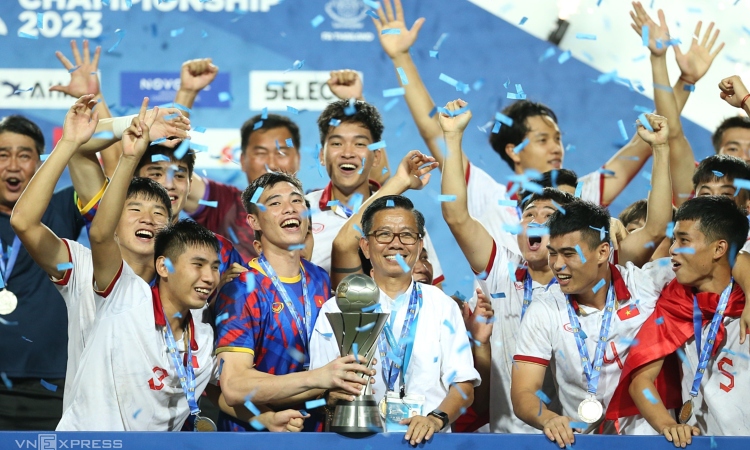 Khoanh-khac-Viet-Nam-an-mung-chuc-vo-dich-AFF-U23-Championship-2023