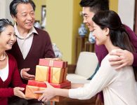 5 lưu ý tặng quà tết cho bố mẹ chồng bạn phải biết