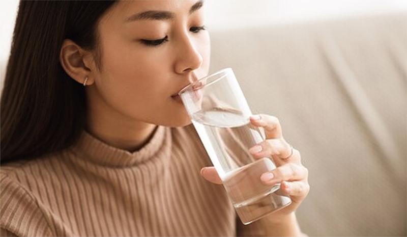 Uống nước để giúp cơ thể giải nhiệt